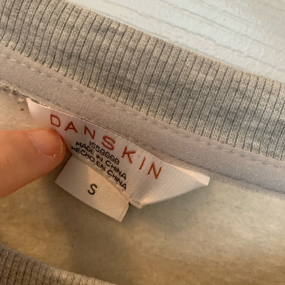 NWT’s Small Danskin sweatshirt (with pockets); ptp 22 1/2”; fleece lined - Picture 4 of 7